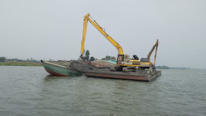 ভৈরবে মেঘনার তীর থেকে মাটি উত্তোলন, ২ লাখ টাকা জরিমানা