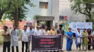 সাংবাদিকদের ওপর হামলার প্রতিবাদে রাবিতে ক্লাস বর্জন-মানববন্ধন