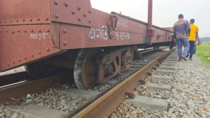 উদ্ধারকারী ট্রেন লাইনচ্যুত, পৌনে দুই ঘণ্টা পর চলাচল স্বাভাবিক