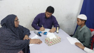ফ্রি চক্ষু সেবা পেয়ে হাসি ফুটেছে অসহায় মানুষের মুখে