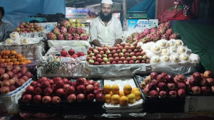 আখাউড়ায় ফলের বাজারে চড়া দাম, বিপাকে মধ্যবিত্ত ক্রেতারা