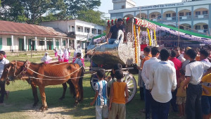 ঘোড়ার গাড়িতে শিক্ষকের রাজকীয় বিদায়