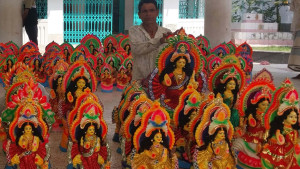 আখাউড়ায় জমে উঠেছে প্রতিমা বিক্রি