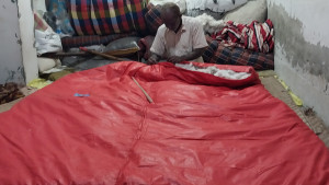 লেপ-তোষক তৈরিতে ব্যস্ত কারিগর