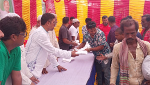 ছিন্নমূল মানুষের মাঝে খাবার তুলে দিলো যুবদল