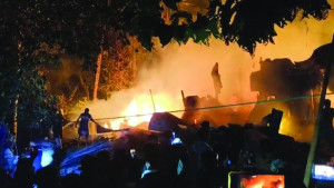 রামগতিতে শিক্ষকের বাড়ীতে আগুন, আহত-২০