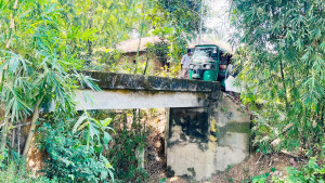 লোহাগাড়ায় ঝুঁকিপূর্ণ পায়েল সেতু দিয়ে জীবনের ঝুঁকি নিয়ে চলাচল!