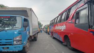 দৌলতদিয়া ফেরিঘাটে তীব্র স্রোতে  যানজট, ভোগান্তি