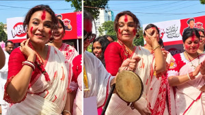 শাওন ঢাকেশ্বরী মন্দিরে সিঁদুর খেলায় মাতলেন