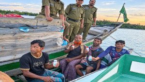 সুন্দরবনের অভয়ারণ্যে বিষ দিয়ে মাছ শিকার, ৪ জেলে কারাগারে