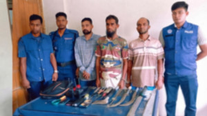 চরফ্যাশনে ডাকাতির প্রস্তুতির সময় দেশীয় অস্ত্রসহ গ্রেপ্তার ৩
