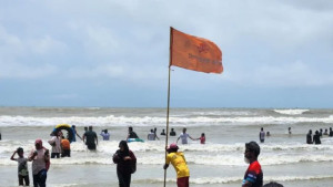 সৈকতে স্রোতের টানে প্রাণ গেল তিন পর্যটকের, নিখোঁজ ২