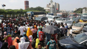 দুই ঘণ্টা পর উত্তরা মহাসড়ক ছাড়লেন পোশাক শ্রমিকরা, যান চলাচল শুরু