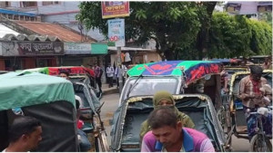 সিরাজগঞ্জে বেপরোয়া ইজিবাইক ও অটোরিকশা যানজটে অতিষ্ঠ নাগরিক জীবন