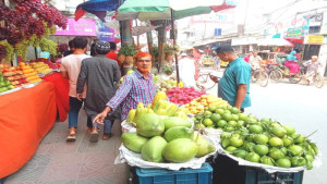 সিরাজগঞ্জে বাজারে ফলের দাম সাধারণ ক্রেতাদের নাগালের বাইরে