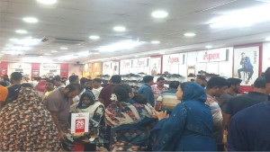 সিরাজগঞ্জে দোকানগুলোতে দুর্গাপূজা উপলক্ষে ক্রেতাদের ভিড় বাড়ছে