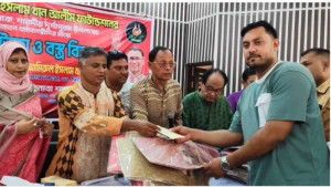 বেলকুচি-এনায়েতপুরে সনাতন ধর্মালম্বীদের মাঝে নগদ অর্থ ও শাড়ি বিতড়ন