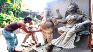 সিরাজগঞ্জে দুর্গাপ্রতিমা তৈরিতে চলছে শেষ মুহূর্তের প্রস্তুতি