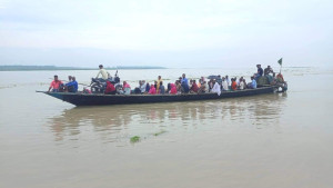 সিরাজগঞ্জের কাজীপুরে চরাঞ্চলবাসীর যাতায়াতে নৌকাই ভরসা