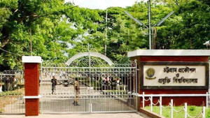 চুয়েট উপাচার্য ২১ ঘণ্টা অবরুদ্ধ, অসুস্থ ২