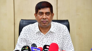 প্রতিমন্ত্রীর অস্ত্র হাতের ঘটনায় আইনের ব্যত্যয় হলে ব্যবস্থা : ডিবি প্রধান