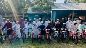 ৪০ দিন জামাআতে নামাজ আদায় করে বাইসাইকেল পেল ১৪ শিশু