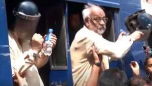 আদালতে নেওয়ার সময় হেলমেট ছুড়ে ফেললেন আখতারুজ্জামান