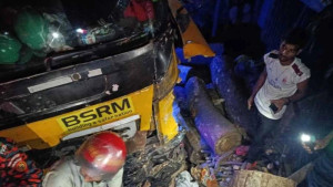 বাস নষ্ট হওয়ায় মহাসড়কে যাত্রীরা, লরিচাপায় ঝরল ৫ প্রাণ