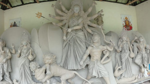 কেন্দুয়ায় দূর্গা প্রতিমা তৈরিতে চলছে শেষ মুহুর্তের প্রস্তুতি