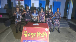 নওগাঁয় বাসে অভিযান চালিয়ে ৬৪০ গ্রাম হেরোইনসহ আটক ১