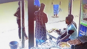 রাস্তার পাশে পরিত্যক্ত বোতল, মুখ খুলতেই বিস্ফোরণ’