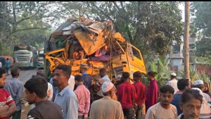 নাটোরে বাস-ট্রাক সংঘর্ষে ১২ মৃত্যু: অজ্ঞাত চালকদের বিরুদ্ধে মামলা