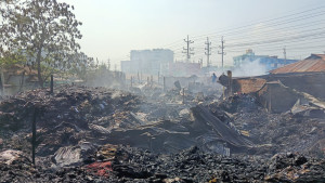 গভীর রাতে আগুনে মসজিদসহ ২০ দোকান পুড়ে ছাই
