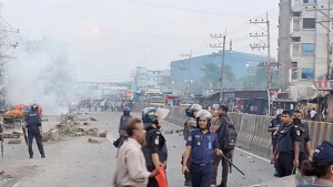 কালিয়াকৈরে বেতন বৃদ্ধির দাবিতে মহাসড়ক অবরোধ,শ্রমিক-পুলিশ সংঘর্ষ