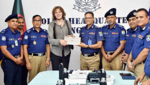 জার্মান পর্যটকের হারানো ল্যাপটপ বুঝিয়ে দিলো পুলিশ