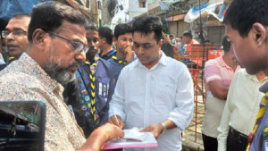 রাস্তার মধ্যে পণ্য রাখায় কলারোয়ায় ৯জন দোকানীকে জরিমানা