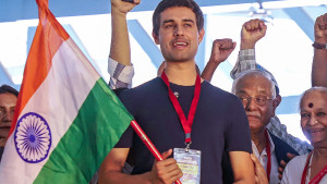 গভীর রাতে মুক্তি পেলেন  ধ্রুব রাঠি