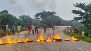খাগড়াছড়ি-রাঙামাটিতে চলছে আধাবেলা অবরোধ, বন্ধ দূরপাল্লার বাস