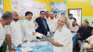 লালমোহনে স্পিকারের অনুদানের চেক পেলেন ১৯০টি অসহায় ও দুস্থ পরিবার