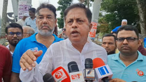 শকুনি লেক বাঁচাতে মাদারীপুরে মানববন্ধন, জেলা প্রশাসককে স্মারকলিপি