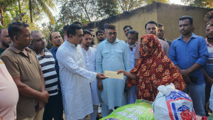 আগুনে ঘর পুড়ে নিঃস্ব নূরজাহান, পাশে দাঁড়ালেন ওয়াদুদ ভূঁইয়া এমপি