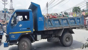 ময়লার কনটেইনারের চাপায় কেসিসির চালক নিহত