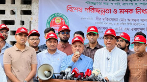 ঢাবি ক্যাম্পাসে পরিচ্ছন্নতা ও মশক নিধন অভিযান