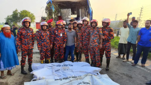 ঢাকা-মাওয়া এক্সপ্রেসওয়েতে বাস খাদে পড়ে নিহত ৩, আহত ১৬