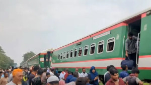 নীলসাগর এক্সপ্রেসের বগি লাইনচ্যুত,উত্তরবঙ্গের রেল যোগাযোগ বন্ধ