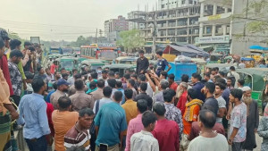 মোহাম্মদপুরে অটোরিকশাচালকদের অবরোধ
