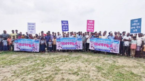 পদ্মার তীব্র ভাঙনে বিলীন ঘরবাড়ি-জমি, স্থায়ী বাঁধের দাবি