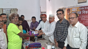 পাবনায় রোটারি ক্লাবের উদ্যোগে দুস্থদের মাঝে পূজা বস্ত্র বিতরণ