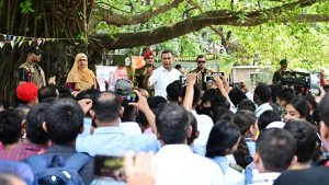 নিজ কলেজ প্রাঙ্গণে গেলেন প্রধানমন্ত্রী