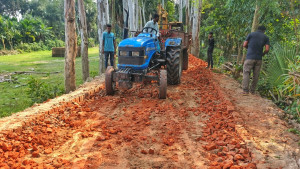 অবশেষে সরানো হচ্ছে মান্দার সড়ক থেকে নিম্নমানের ইটের খোয়া